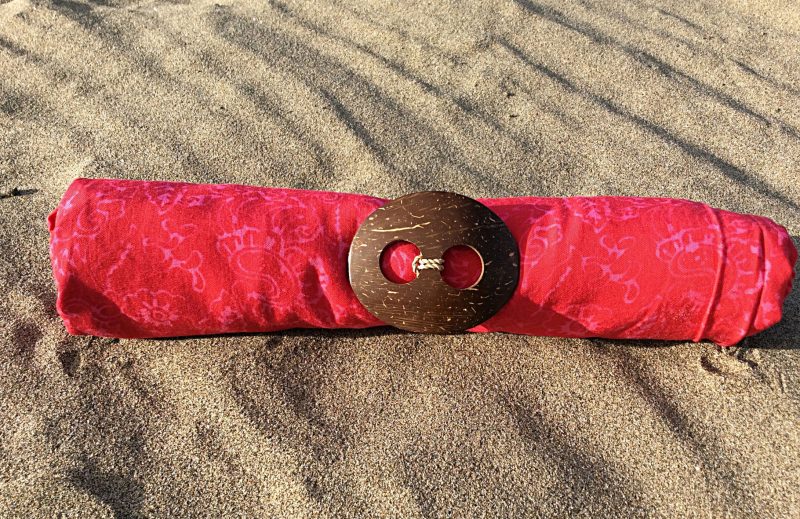 Sarong karminrot mit filigranem floralem Muster in hellpurpur