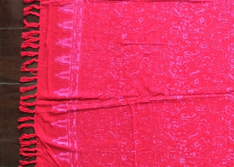 Sarong karminrot mit filigranem floralem Muster in hellpurpur