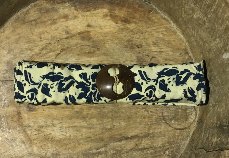 Sarong Plaga: cremefarbene und florale Ornamente in blau – sarongsandmore