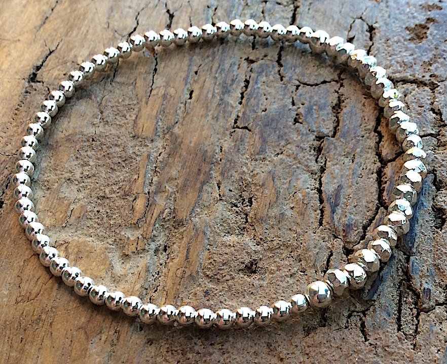 Armband in Silber mit Elementen aus Kugeln und Steinchen in Südseeperlmutt
