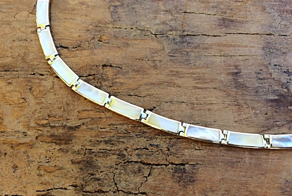 Halskette mit Elementen aus Perlmutt in Silberfassung