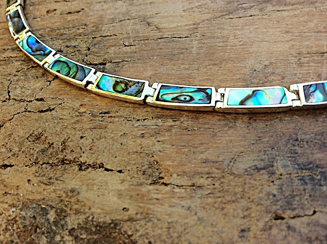 Halskette mit Elementen aus Südsee-Perlmutt in Silberfassung