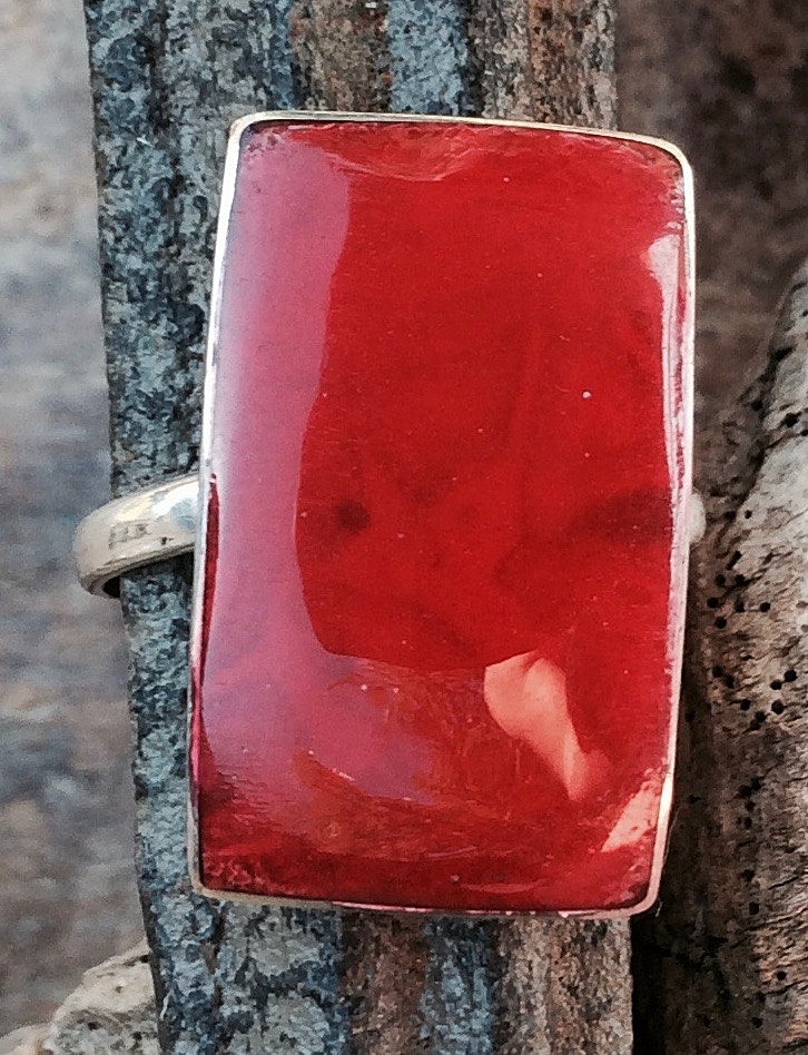 Silberring mit rechteckigem Stein in roter Koralle