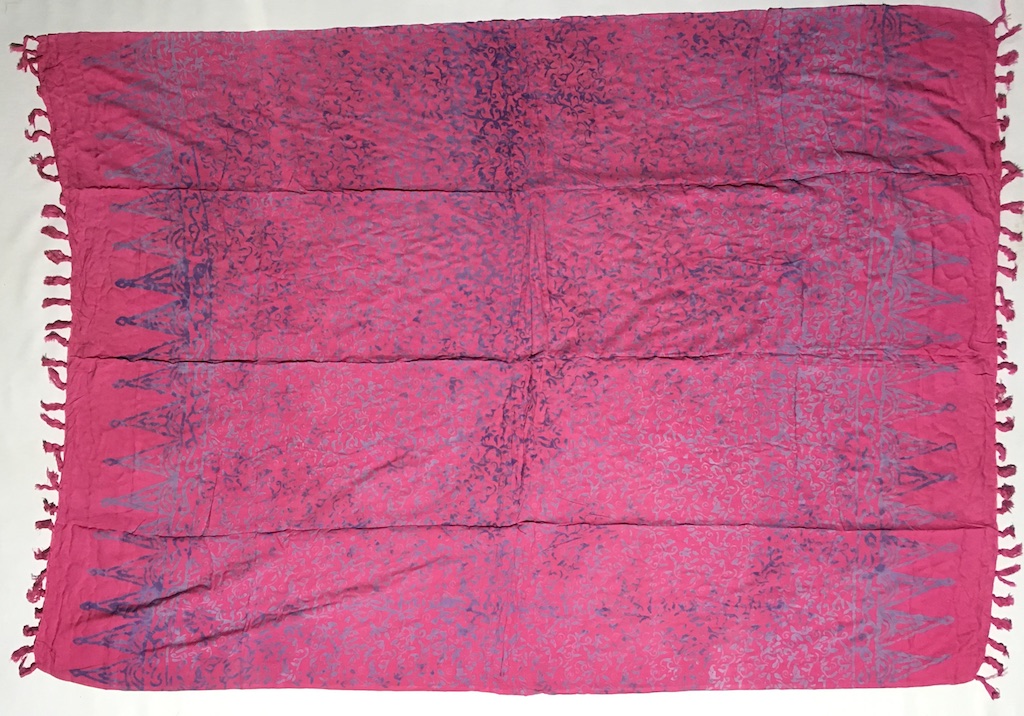 1-3012-2Sarong Gyanjar: Mangupura: pink mit Ornamenten in zartlila Verläufen