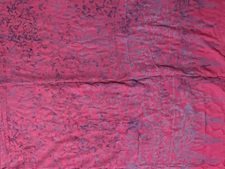 1-3012-3Sarong Gyanjar: Mangupura: pink mit Ornamenten in zartlila Verläufen