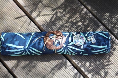 Sarong Tojan: pudriges mitternachtblau mit Palmblätter in türkis