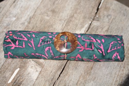 Sarong pudriges dunkles flaschengrün mit stilisierten Blüten in pink-rosa-magenta Verläufen