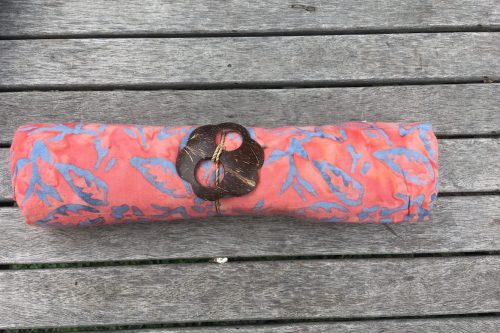 Sarong pudrige Koralle mit blau-grauen Blätterzweig-Ornamenten