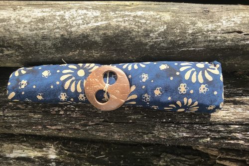 Sarong pudriges nachtblau mit Blütenstempel in ocker