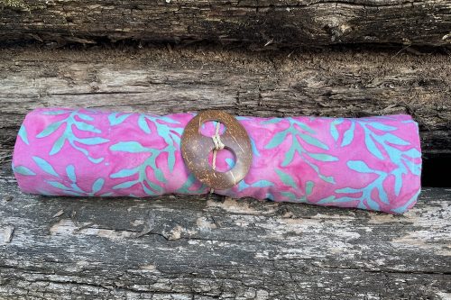 Sarong in leuchtendem pink mit Blätterzweigen in türkis