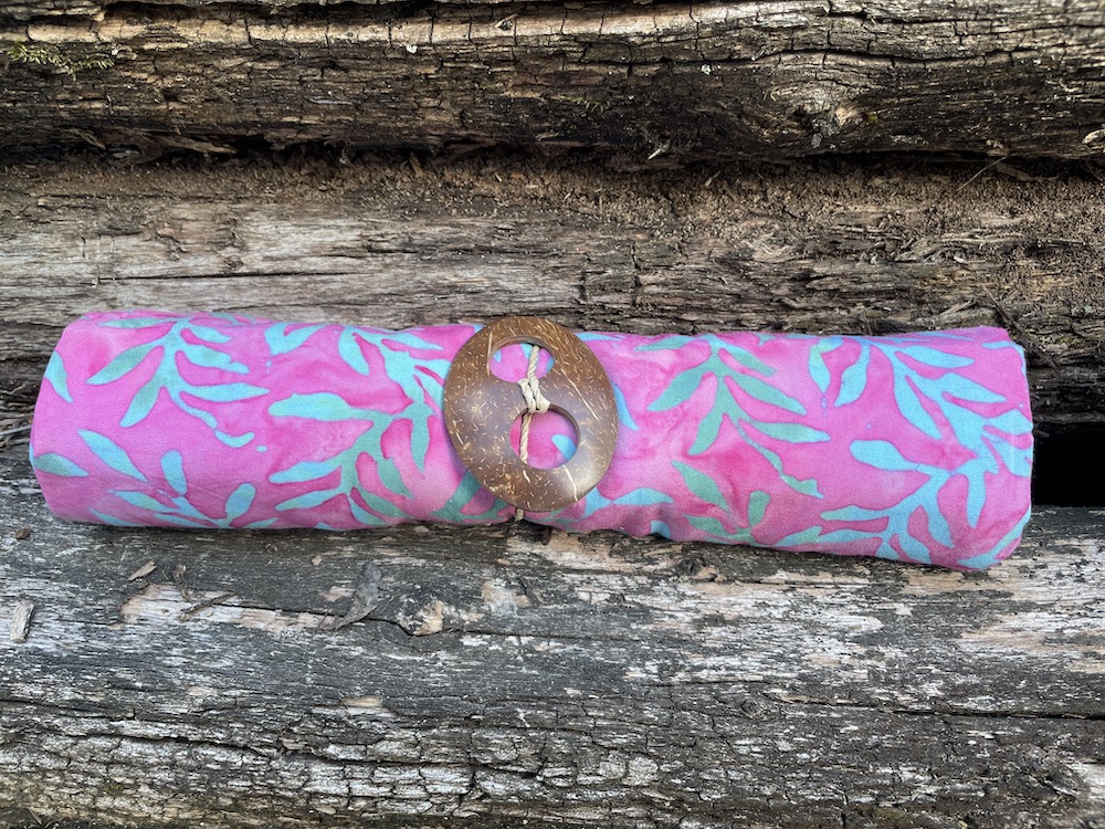 1-3038-1 Sarong in leuchtendem pink mit Blätterzweigen in türkis