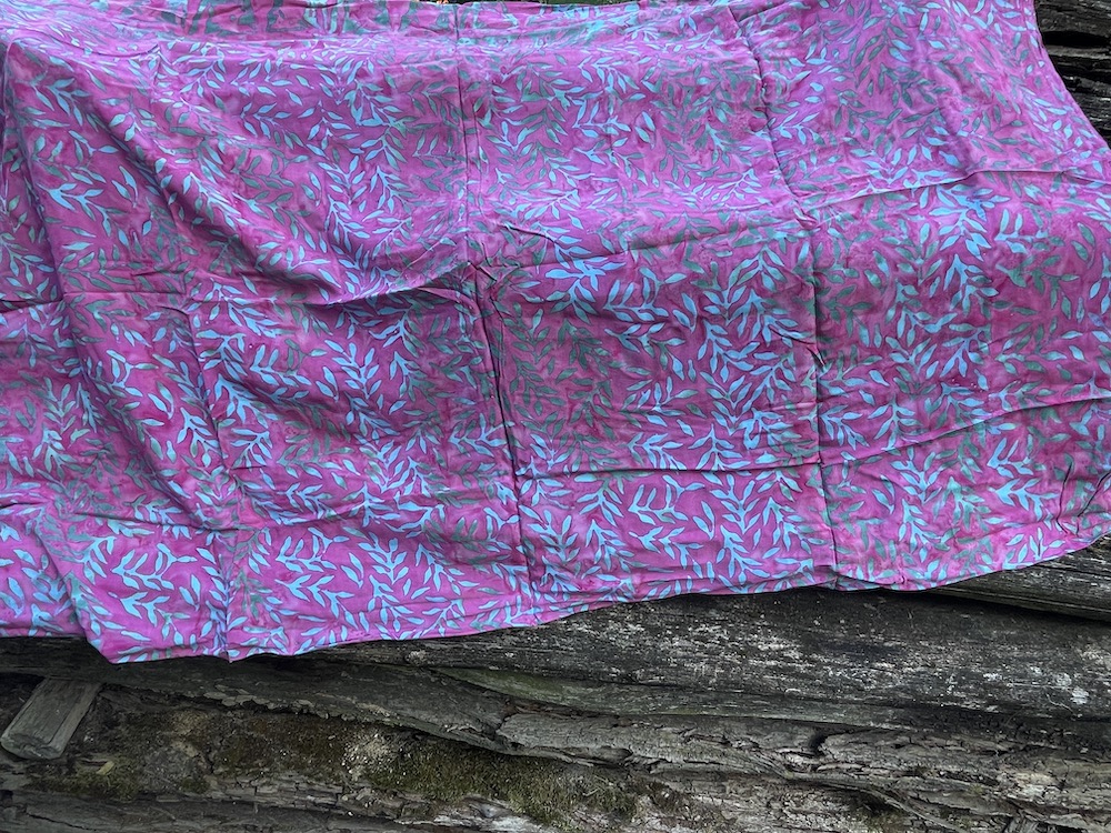 1-3038-5 Sarong in leuchtendem pink mit Blätterzweigen in türkis