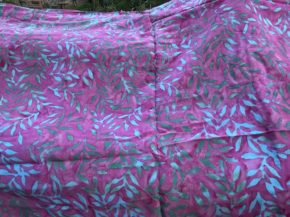 1-3038-7 Sarong in leuchtendem pink mit Blätterzweigen in türkis