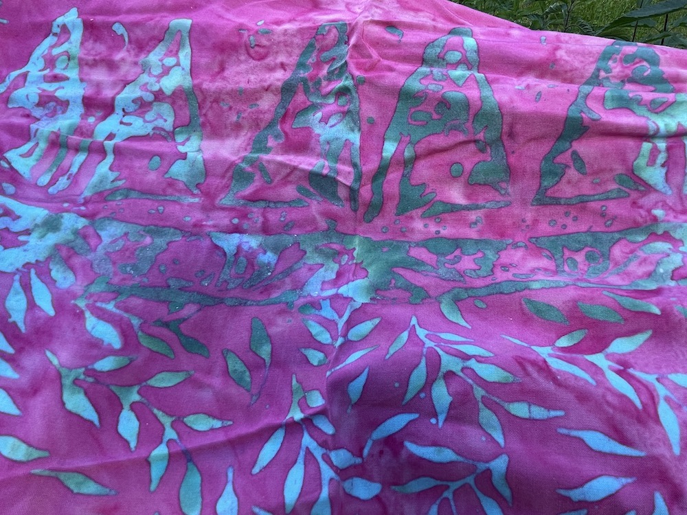 1-3038-8 Sarong in leuchtendem pink mit Blätterzweigen in türkis