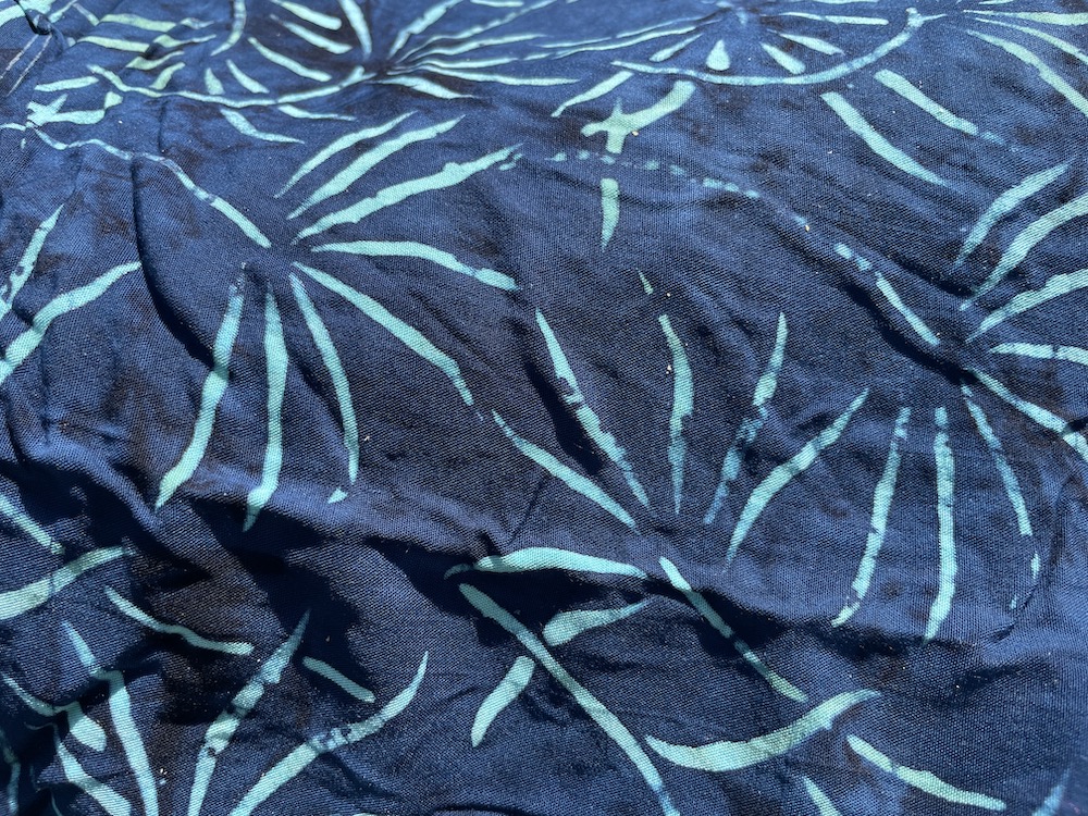 1-4079-5 Sarong dunkles blau mit stilisierten Palmblättern in türkis