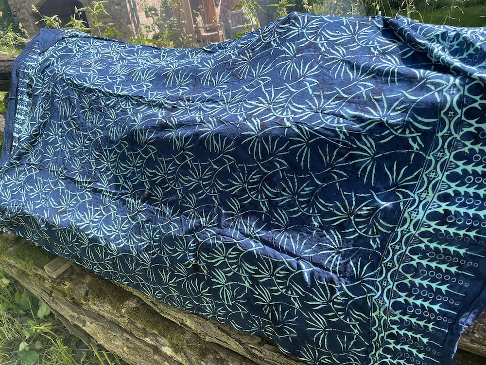 1-4079-7 Sarong dunkles blau mit stilisierten Palmblättern in türkis
