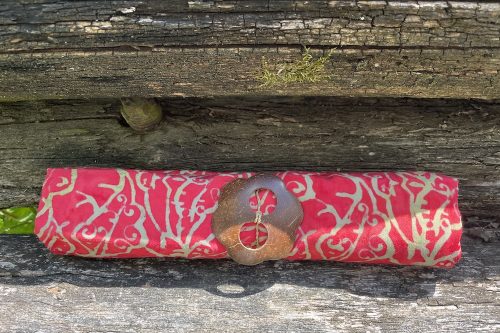 Sarong kräftiges rot mit Ornamenten in ocker