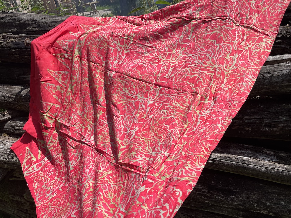 1-6045-2 Sarong kräftiges rot mit Ornamenten in ocker