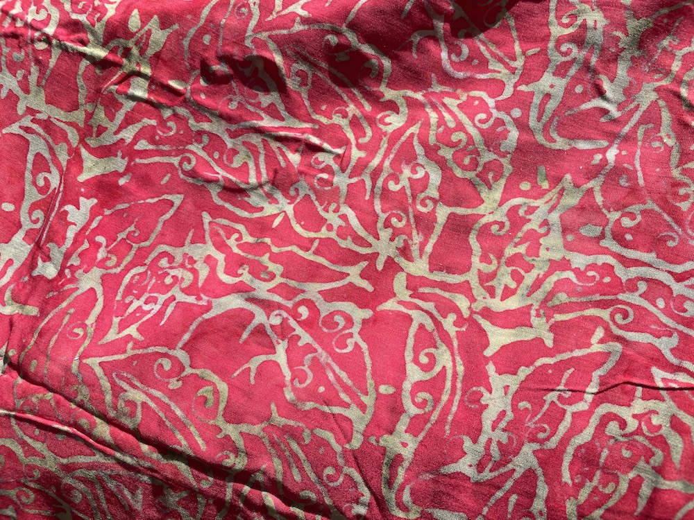 1-6045-3 Sarong kräftiges rot mit Ornamenten in ocker