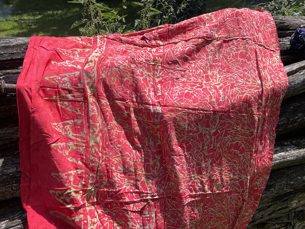 1-6045-4 Sarong kräftiges rot mit Ornamenten in ocker