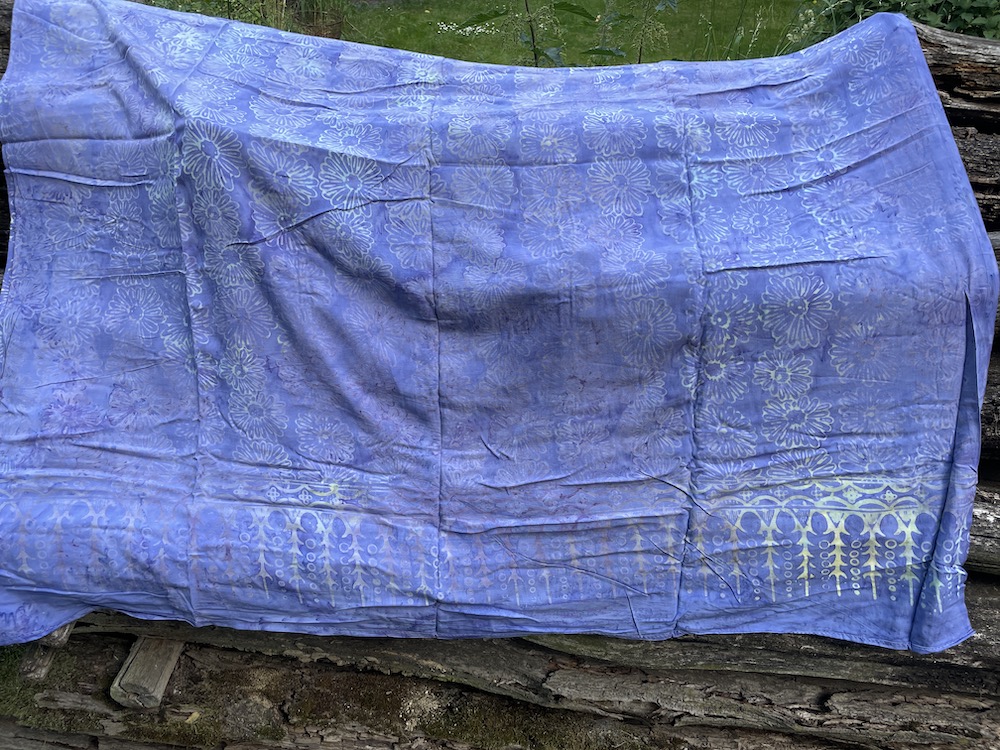 1-7035-3 Sarong in pudrigem flieder-lila mit zarten Blumen