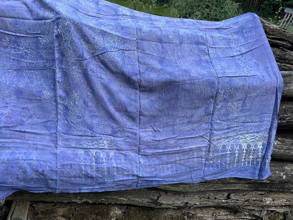 1-7035-4 Sarong in pudrigem flieder-lila mit zarten Blumen